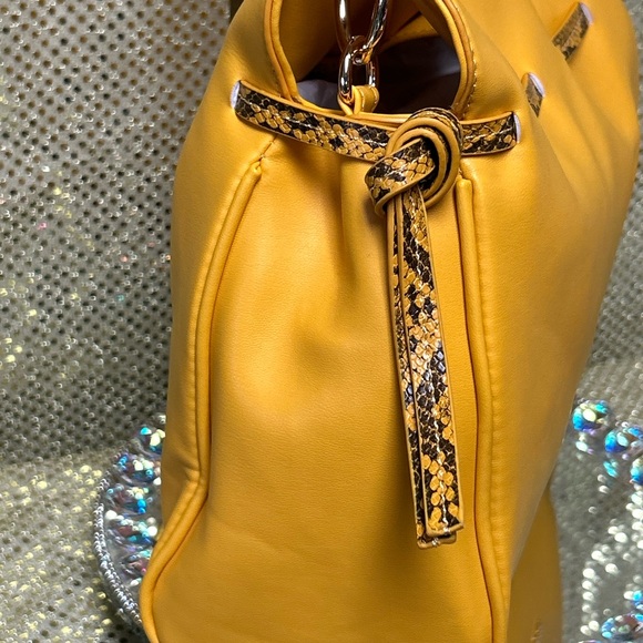Badgley Mischka Yellow Shoulder/Crossbody Bag Approx. 12 x 10 x 4 - Picture 17 of 17